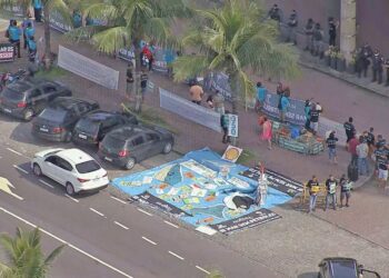 Ambientalistas protestam em frente a hotel onde acontece leilão da Agência Nacional de Petróleo