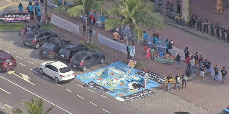 Ambientalistas protestam em frente a hotel onde acontece leilão da Agência Nacional de Petróleo