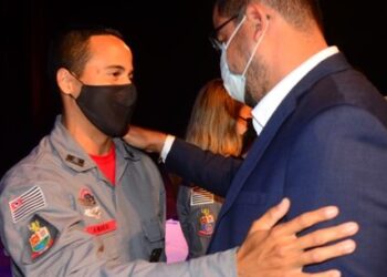 Prefeito de Caraguatatuba entrega homenagens ao Corpo de Bombeiros do Litoral Norte