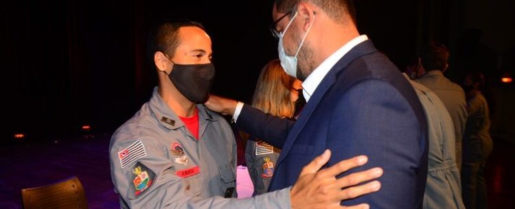 Prefeito de Caraguatatuba entrega homenagens ao Corpo de Bombeiros do Litoral Norte