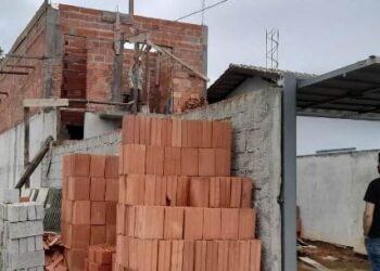 Fiscalização da Prefeitura de Caraguatatuba embarga obra irregular no Golfinhos