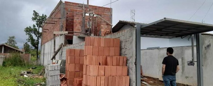 Fiscalização da Prefeitura de Caraguatatuba embarga obra irregular no Golfinhos