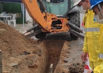Prefeito de Caraguatatuba visita obras de coleta e tratamento de esgoto no Rio do Ouro