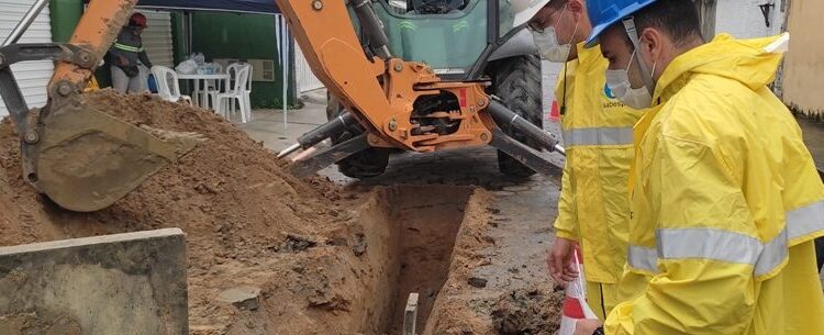 Prefeito de Caraguatatuba visita obras de coleta e tratamento de esgoto no Rio do Ouro