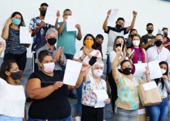 Moradores do Nova Caraguá II concluem curso de Barbeiro do SESI e recebem certificado e kit de trabalho