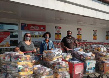 Serramar Shopping cria espaço permanente e arrecada roupas, alimentos e brinquedos para a Casa Beija-Flor