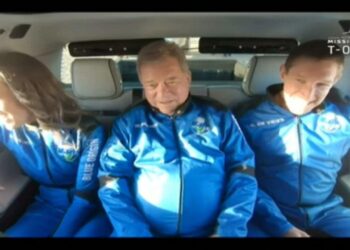 ‘Capitão Kirk’: ator William Shatner se torna a pessoa mais velha a ir ao espaço, aos 90 anos