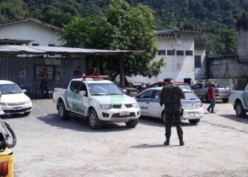 Prefeitura de Caraguatatuba impede invasão de áreas públicas nos bairros Casa Branca e Alto Jetuba