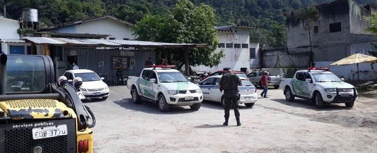 Prefeitura de Caraguatatuba impede invasão de áreas públicas nos bairros Casa Branca e Alto Jetuba