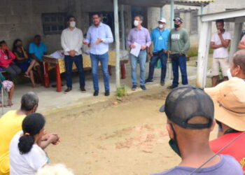Prefeito de Caraguatatuba entrega emplacamento para ligação de água no Travessão