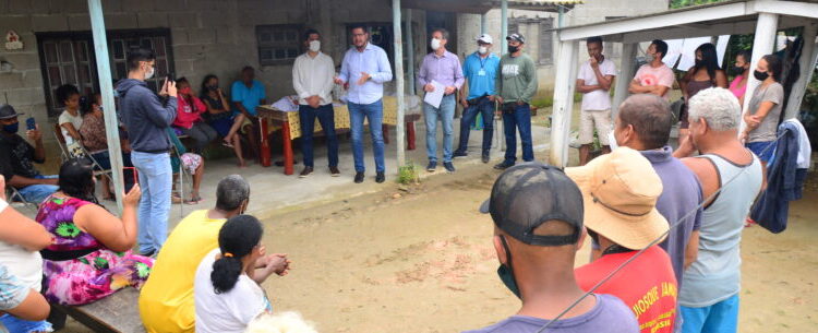 Prefeito de Caraguatatuba entrega emplacamento para ligação de água no Travessão