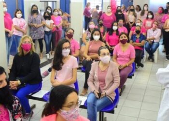 Funcionárias da Prefeitura de Caraguatatuba assistem palestra de prevenção ao câncer de mama