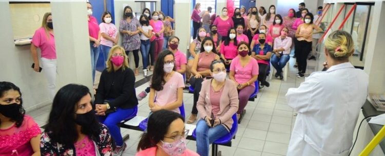 Funcionárias da Prefeitura de Caraguatatuba assistem palestra de prevenção ao câncer de mama