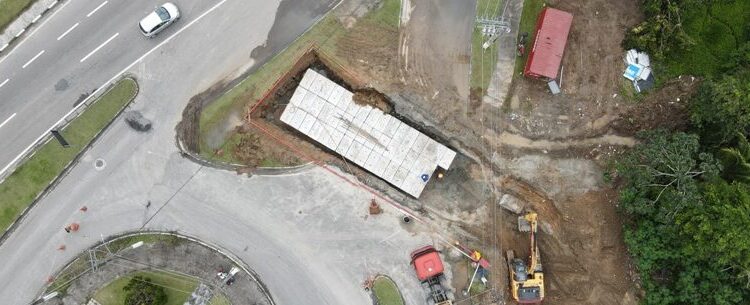Prefeitura de Caraguatatuba conclui instalação de novas aduelas do Canal Extravasor próxima à Rodovia SP-55