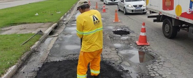 Após cobranças, DER inicia Operação Tapa Buracos no trecho da Rodovia Rio-Santos, em Caraguatatuba
