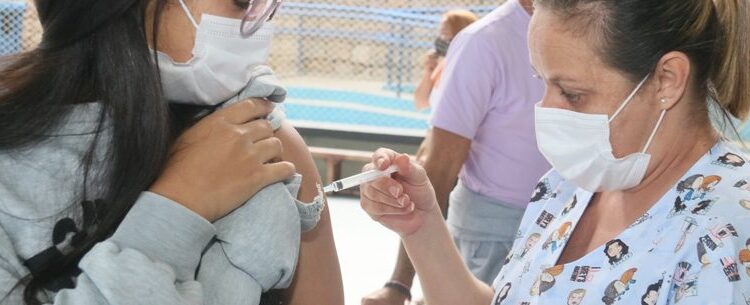 Caraguatatuba aplica mais de 180 mil doses de vacina contra Covid-19; população adulta vacinada ultrapassa 100%