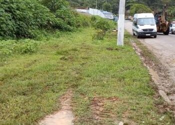 Prefeitura de Caraguatatuba retira cerca em área pública no bairro Casa Branca
