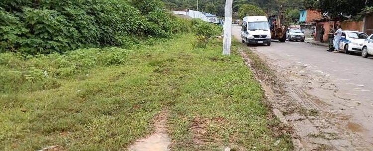 Prefeitura de Caraguatatuba retira cerca em área pública no bairro Casa Branca