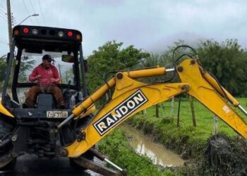 Prefeitura continua com desassoreamento de valas durante período chuvoso Prefeitura continua com desassoreamento de valas durante período chuvoso