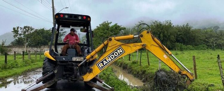 Prefeitura continua com desassoreamento de valas durante período chuvoso Prefeitura continua com desassoreamento de valas durante período chuvoso