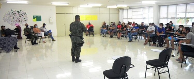 Pescadores artesanais de Caraguatatuba participam de palestra sobre legislação pesqueira