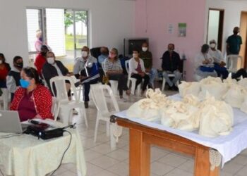 Moradores do programa Vila Dignidade comemoram Dia do Idoso