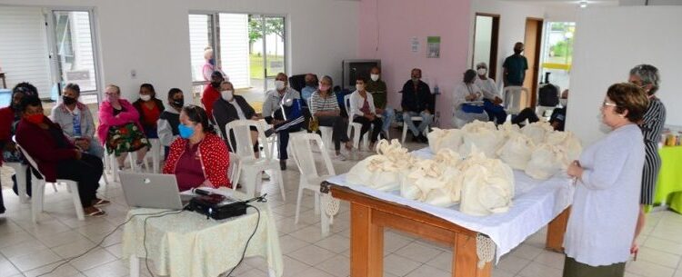 Moradores do programa Vila Dignidade comemoram Dia do Idoso