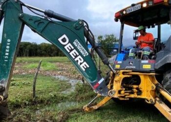 Prefeitura de Caraguatatuba intensifica desassoreamento de valas durante período de chuvas