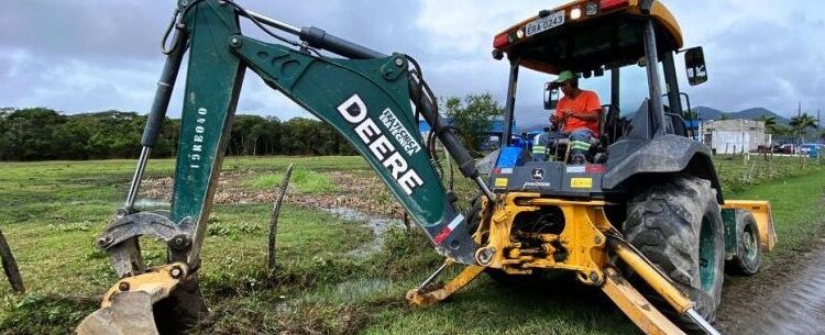 Prefeitura de Caraguatatuba intensifica desassoreamento de valas durante período de chuvas