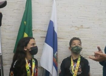 Prefeito de Caraguatatuba recebe visita de atletas destaques do município