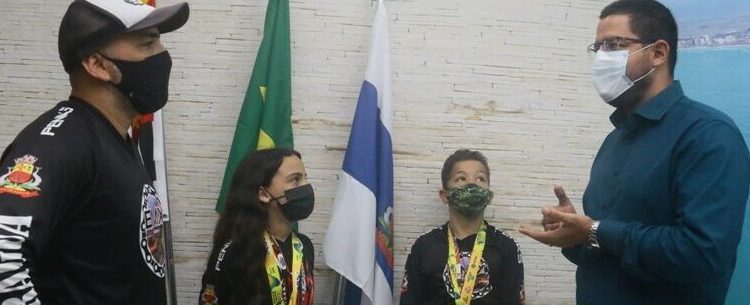 Prefeito de Caraguatatuba recebe visita de atletas destaques do município