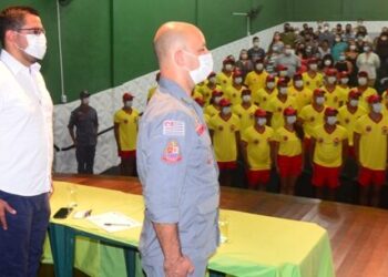 Prefeito de Caraguatatuba participa da formatura dos Guardas-Vidas Temporários