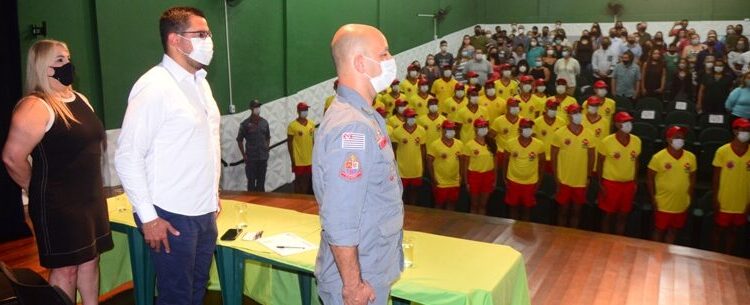 Prefeito de Caraguatatuba participa da formatura dos Guardas-Vidas Temporários
