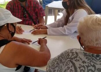 Idosos participam de grupo psicossocial e de fisioterapia pós Covid-19