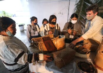  Ceramista Carlo Cury expõe recortes do acervo indígena – Hartant no III Fórum de Saberes Artesanais em Ubatuba.