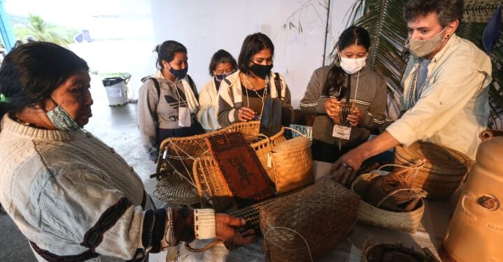  Ceramista Carlo Cury expõe recortes do acervo indígena – Hartant no III Fórum de Saberes Artesanais em Ubatuba.