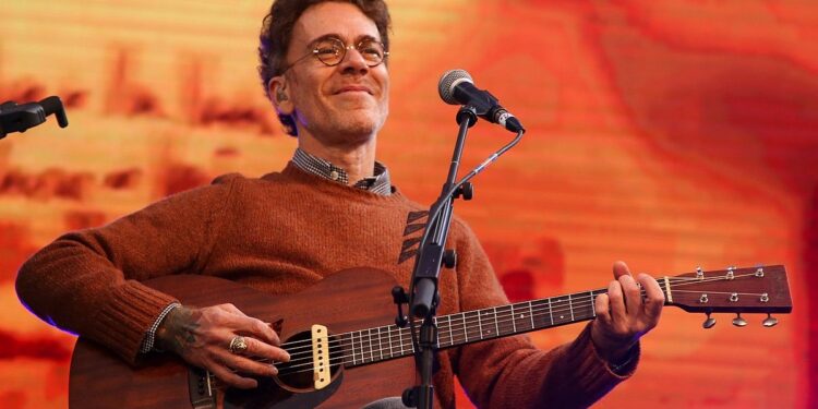 Dá tempo de concorrer aos ingressos da Live Experience com o cantor Nando Reis que encerra a Campanha de 10 anos do Serramar Shopping