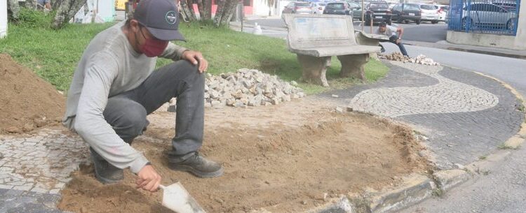 Secretaria de Obras Públicas realiza assentamento de pedras portuguesas e faz manutenção em outros pontos