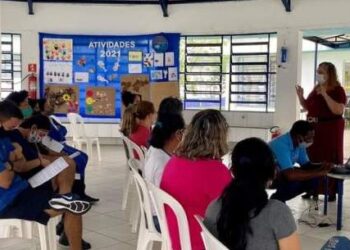 Funcionários de escola do Perequê-Mirim recebem orientações sobre conduta profissional no serviço público