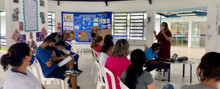 Funcionários de escola do Perequê-Mirim recebem orientações sobre conduta profissional no serviço público