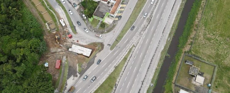 Rodovia SP-55 fica bloqueada para obras do Canal Extravasor; Avenida da Praia segue como rota alternativa