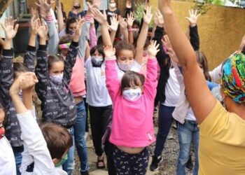 ALUNOS DA REDE MUNICIPAL DE CARAGUATATUBA PARTICIPAM DE AÇÕES PROMOVIDAS POR PROFISSIONAIS DO SETOR CULTURAL