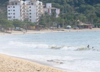 Prefeitura de Caraguatatuba apoia limpeza de praia do Projeto Social Ohana Caraguá