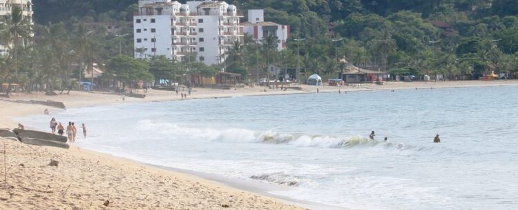 Prefeitura de Caraguatatuba apoia limpeza de praia do Projeto Social Ohana Caraguá