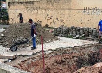 Prefeitura de Caraguatatuba realiza manutenção de tubos de drenagem no Sumaré