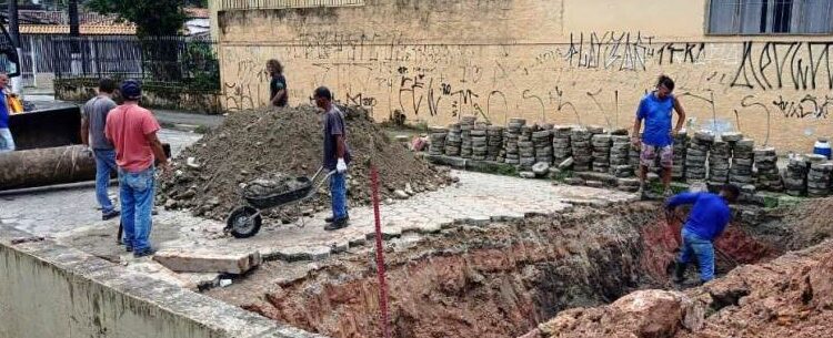 Prefeitura de Caraguatatuba realiza manutenção de tubos de drenagem no Sumaré