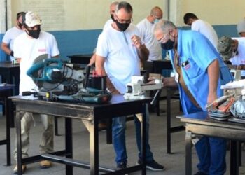 Alunos do curso de Serralheria em Aço e Alumínio iniciam aulas práticas