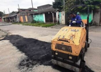 Operação Tapa Buracos chega ao bairro Perequê-Mirim, região sul de Caraguatatuba
