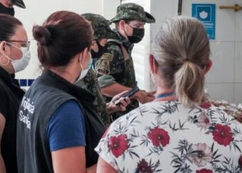 Prefeitura e Polícia Ambiental fiscalizam comércios de pescados em Caraguatatuba