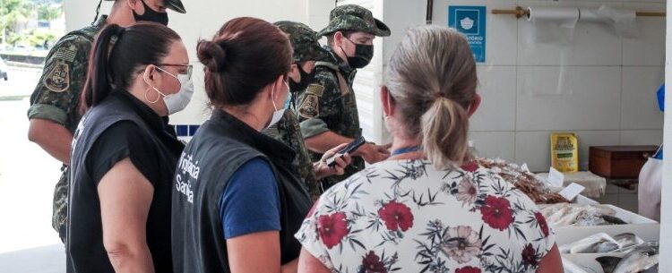 Prefeitura e Polícia Ambiental fiscalizam comércios de pescados em Caraguatatuba